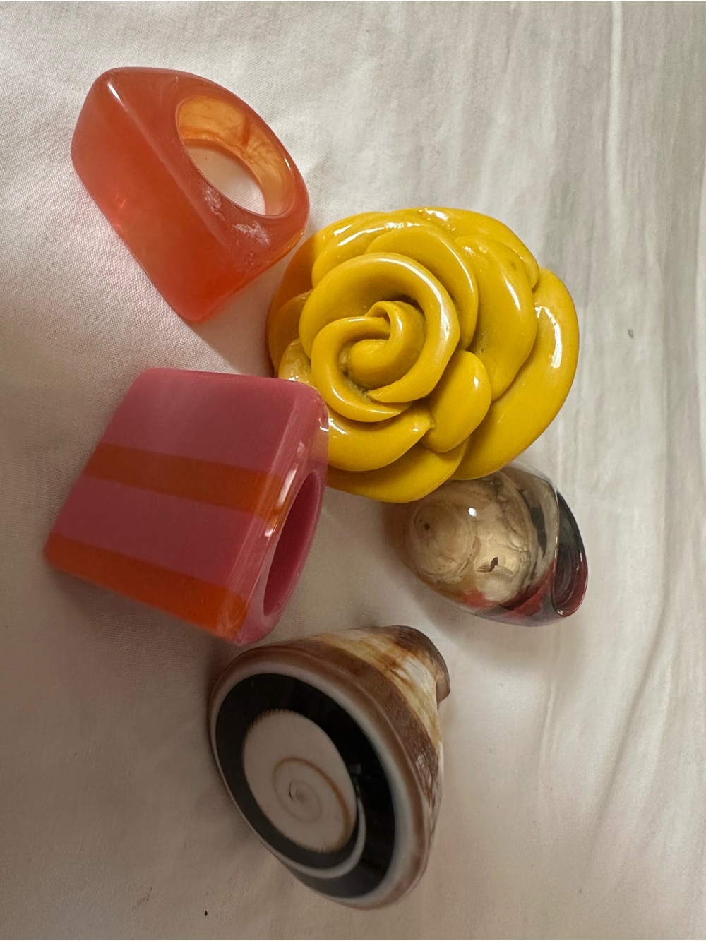 5 Resin rings.